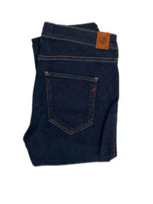Replay Jeans Hyperflex Mörkblå - Snygga mörkblå jeans från Replay med klassisk femficksdesign och kontrastsömmar. Jeansen sitter hyfsat tajt men perfekt för dig som har denna storlek. Perfekta till vardags och lätta att matcha med olika outfits. W27 L30