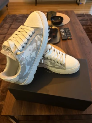 ÄKTA numeris säljer dom för att dom inte riktigt passar min still - ÄKTA numeris med extra snören och original box allt i boxen ingår pris går att diskutera vid snabb affär 
