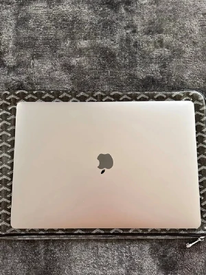 Schysst datorfodral i svart  - Snyggt svart datorfodral med vitt grafiskt mönster och dragkedja. Fodralet har en rektangulär form och är gjort i ett tåligt material som skyddar din laptop. Perfekt för dig som vill ha en stilren och trendig look till din dator.