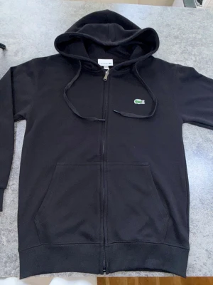 Svart zip-hoodie med logga - Jag säljer den svart hoodie storlek S och for mer info kom till DM 
