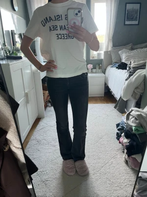 Svarta bootcut jeans - Säljer ett par svarta bootcut jeans med klassisk femficksdesign och låg midja. Jeansen har en lätt utsvängd passform nedtill och är tillverkade i denim med lite stretch för extra komfort. Perfekta för dig som gillar en tidlös och avslappnad stil.
