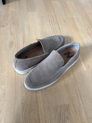 Loafers - Beiga/bruna loafers från matinique i storlek 44. Använda men fortfarande mycket fint skick. Skriv vid frågor