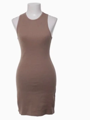 Beige ribbad klänning Hollister XS - Snygg beige ribbad kortklänning från Hollister i figurnära modell. Klänningen är ärmlös och har en rund halsringning. Perfekt för dig som gillar enkel och stilren design.