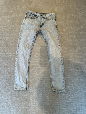 Ljusgrå raka jeans från Levi's W31 L32 515tm - Säljer ett par ljusgrå raka jeans från Levi's med klassisk femficksmodell. Sköna jeans som litter lite rakt med lite slim känsla, perfekt till hösten! Slå en signal vid intresse eller liknande! Modellen 515tm