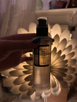 COSRX Snail 96 Mucin Power Essence - COSRX Advanced Snail 96 Mucin Essence.  Lättflytande och används för att återfukta och stärka huden. Perfekt för dig som gillar koreansk hudvård jag upptäckte att den ej passade min hud därav blir det att sälja. Lite mer än hälften kvar. 