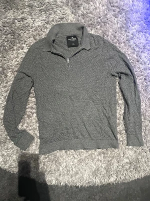 Half zip hollister - Grå half zip från Hollister, jätte bra skick, knappt använd, strö xs