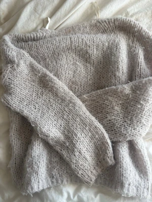 Ljusgrå fluffig stickad tröja - Säljer då den inte kommer till anvönding längre💞pris kan diskuteras!!!
