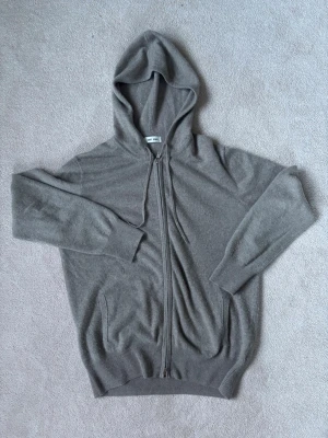 INTRESSEKOLL KÖP EJ❌❌ - Hör av er vid intresse för denna sjukt snygga hoodie från Soft Goat! 