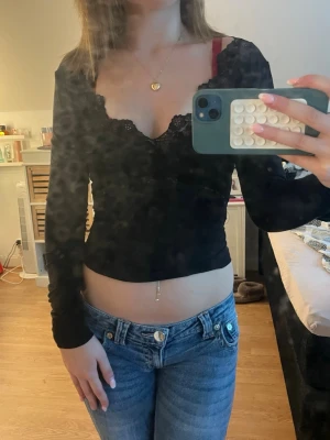 Fin långarmad topp med spets - ÄLSKAR denna tröjan så snygg jätte bra skick , säljer pågrund av att den blivit för liten , skriv  vid frågor 💕