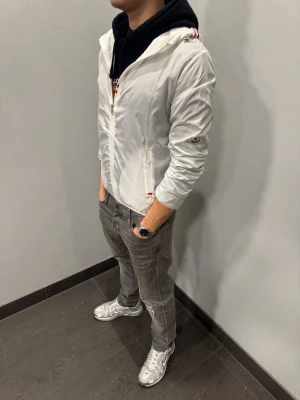 Vit windbreaker  - Vit windbreaker stilren och billigt 