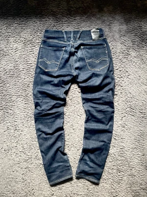 Replay Jeans - Säljer ett par riktigt feta Replay Jeans!!  Stick: 8/10!  Sparsamt använda!   Storlek: 30W 32L Model: Anbass!   Det står 28W men passar 30W  Hör av er vid minsta fundering!! 💭 !!!Gå in på mitt konto för flera grymma plagg!!!