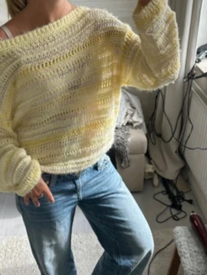 Gulvit stickad tröja med bred hals - Inte mina bilder, skriv om ni vill att jag skickar bild på tröjan. Säljer en luftig stickad tröja i gulvita toner med bred halsringning och avslappnad passform. Tröjan har långa ärmar och ett randigt mönster i olika nyanser av gult och vitt. Perfekt att slänga på sig över ett linne för en chill look.