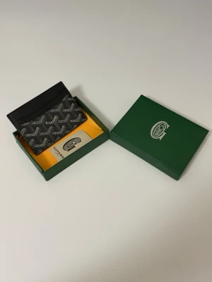 Korthållare/plånbok - Tidlös design med exklusiv känsla. Smidig, elegant oct berfekt för dig som vill bära det viktigaste med stil.