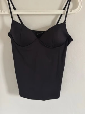 Svart linne med vadderade kupor  - Linne från Gina tricot i storlek S. Endast använd fåtal gånger. 