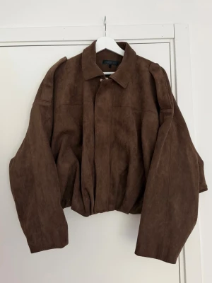 Brun mockajacka Zara - Säljer en brun oversized jacka i mocka-look med krage och dragkedja framtill. Helt ny och oanvänd 🤍 kan gå ner i pris 