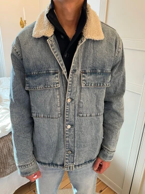 Abercrombie and fitch jeansjacka M - Sjukt snygg jeansjacka från Abercrombie and fitch storlek M modellen är ca 180cm 