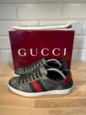 Gucci Ace Tiger - Gucci i nyskick💎| Storlek: 44 kan passa 45 | Ingår: Box och dust bag | Vid frågor eller diskussion om pris är det bara att skriva✍🏼| Frakt inom 48h📦