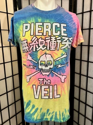 💀 PIERCE THE VEIL Tie-Dye Tour Tee 💀 - Emocore / Scene / Y2K Alt  Officiell Pierce The Veil merch från deras tie-dye turnéera. Rainbow batik med skull & crossbones + japansk text. Tryckt på Gildan Heavy Cotton (100% bomull).  Riktig 2010s alt-era vibe. Funkar perfekt till baggy jeans, cargos eller lager över longsleeve.  Storlek: S Mått: • Längd ca 56–57 cm • Bredd ca 50–52 cm  Skick: Bra vintage skick. Trycket är något blekt/krackelerat (ger mer autentisk tour-känsla, ej sprucket sönder). Inga hål.  Detta är inte ny reprint – äldre 