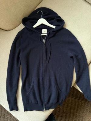 John Henric cashmere hoodie – mörkblå - Mörkblå zip hoodie från John Henric i cashmere. Stilren och väldigt mjuk modell med huva, hel dragkedja framtill och två fickor. Storlek M.  Fint begagnat skick.  