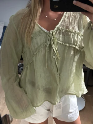 Ljusgrön blus - Fin blus från Nelly, använd en gång! Den är mer ljusgrön i verkligheten än på bild💕
