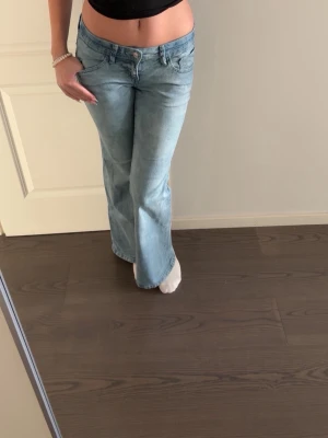  bootcut jeans - Säljer ett par ljusblå bootcut jeans med låg midja. . Helt nya, aldrig bärda. I storlek 36