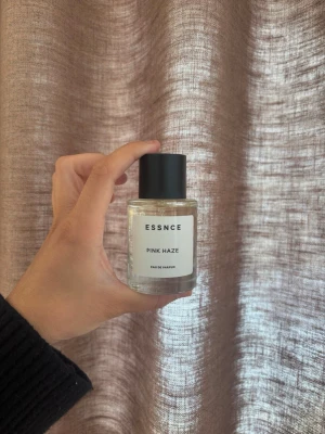Essnce Parfym - En nästintill helt ny parfym från Essnce i doften ”Pink Haze” inspirerad av Juicy Couture Viva la Juicy. Nyköpt för 360 kr, men säljer för 200. Endast testad parfym