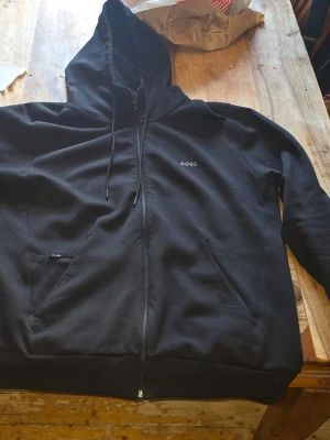 HUGO BOSS " ZAGGY" Zip-up hoodie - Zaggy zip-up hoodie. Använt vid 4 tillfällen. Inte min pass form. Köpte den själv på Zalando för 1795 kr
