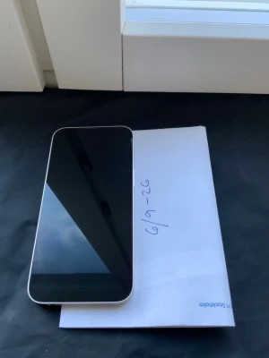 iPhone 13 - 256 GB Säljes för 1200 kr - Säljer min iPhone 13 då jag ska byta upp mig.  Skick: •  Batterihälsa: 84% •  Framsida: Inga repor eller skador, alltid använt med skärmskydd •  Baksida: Spricka i glaset. Syns ej med skal och påverkar inte funktionen. Går att byta billigt (ca 500-800kr hos 3e part). •  Allt fungerar klockrent - Face ID, kameror, högtalare, laddning.  Info: Lagring: 256 GB Färg: Starlight  Telefonen används just nu och kommer fabriksåterställas på plats efter att köparen fått testa.  Endast snabb affär - möts up