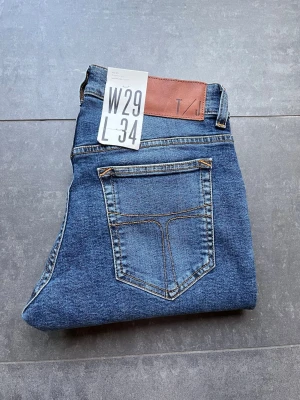 Tiger of Sweden jeans nya - Helt nya jeans ifrån tiger of Sweden med prislapparna kvar på. Storleken är w29 L34 och i modellen slim. Kvitto kan visas privat 