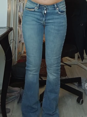 Jeans Gina Tricot  - Mid waist, lite tajt i midjan, lagom långa på 163cm, några vita streck som knappt syns men inte försvinner