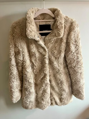 Mysig höstjacka i konstpäls - Köpt på vero moda för några år sedan, ej använd mycket och fortfarande i bra skick. Stl S. 