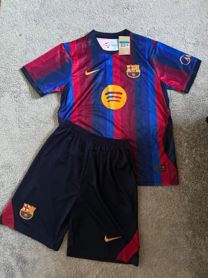 FC Barcelona set - FC Barcelona set, finns i både storlek S och M. Kommer ett komplett set med både tröja och shorts. 