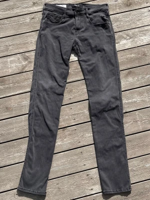 Replay Anbass Slim Jeans Mörkgrå – W30 L34 - Säljer ett par Replay Anbass Slim jeans i mörkgrå färg.  Stilren slim-modell med klassiska femficksdetaljer och diskreta Replay-detaljer. Lättmatchade jeans som passar bra till både hoodie och t-shirt.  Storlek: W30 L34 Skick: Bra skick. Tvättade och klara.  Modell: Anbass Slim Färg: Mörkgrå Mått: Kan tas vid förfrågan.