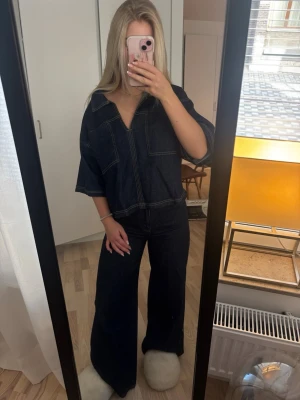 Denimset - Säljer dessa jeans från NAKD och toppen från Kappahl. Jag brukar använda det som ett set då det matchar perfekt i färg och sömmarna!! Älskar även detaljen på jeansen, kan sälja både separat och som ett set ✨ jeansen är Strl 34 - men passar mig som vanligtvis är en 36. Toppen är stl S