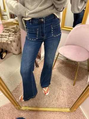 Jeans  - Säljer dessa sååå sååå fina jeans med så coola detaljer❤️❤️❤️ älskaaaar dessa!!! 