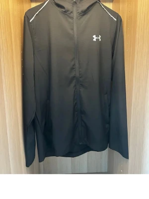 Under armour jacka - Helt ny.Stl M. Hör av er