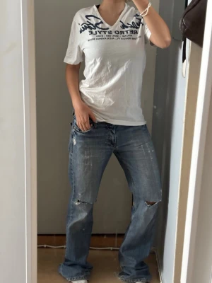 Vit t-shirt med tryck och v-ringning