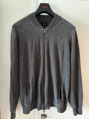 Massimo Dutti kofta - Massimo dutti yllekofta, ganska nopprig men i bra skick. Står xl men skulle säga att den sitter som en L