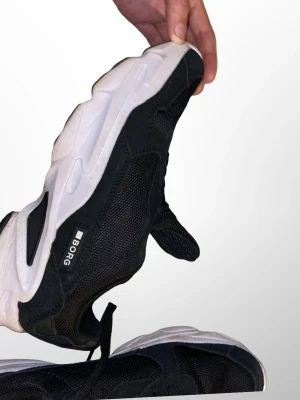 Björn Borg skor - Stilrena svarta sneakers från BORG med vit chunky sula. Ovandelen är i mesh och mockaimitation för en sportig look. Skorna har snörning och diskret logga på sidan. Perfekta för dig som gillar en modern och clean stil.
