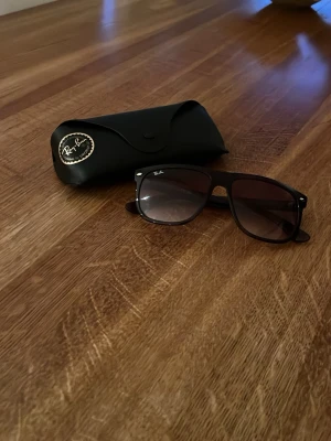 Ray-Ban Boyfrind solglasögon  - Tja! Säljer mina svarta Ragnar boyfriend som är rätt så sällsynta! Fodralet har en liten defekt men solglasögonen är i relativt bra skick med lite tecken på användning, men fortfarande i ett riktigt bra skick! Vid mer frågor är de bara att höra av sig‼️Endast vid en snabb affär kan priset diskuteras!