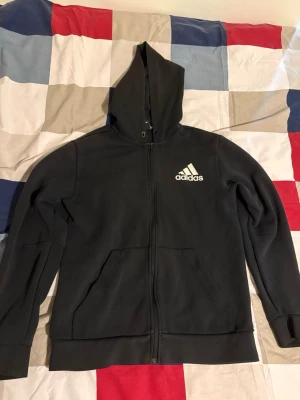 Svart zip-hoodie från Adidas - Skick - 6/10. 