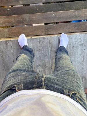 Jack & Jones blå jeans comfort fit - Snygga blå jeans från Jack & Jones med comfort fit och klassisk femficksdesign. Jeansen har knäppning med knappar, kontrastsömmar och en mörk tvätt med slitningar. Perfekta för dig som gillar en avslappnad men stilren look.