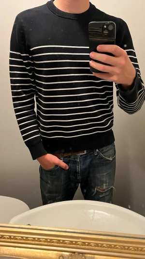 Svart stickad tröja med vita ränder - Svin snygg randig tröja ifrån uniqlo. Använd 2 gånger så typ oanvänd.