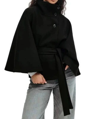 svart poncho kappa från gina  - säljer den då den inte används längre 