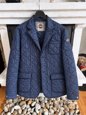 Colmar Jacka - Säljer här en riktigt snygg jacka ifrån Colmar. Den är i eutmärkt skick och storlek M. Passar perfekt nu till höst och vinter!  Hör av dig vid frågor eller prisförslag