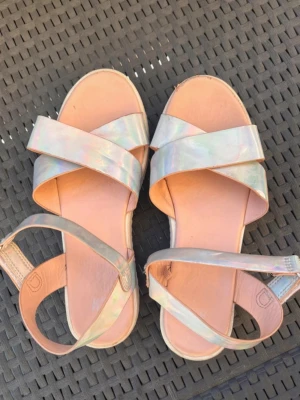 Sandaler med iriserande remmar - Snygga sandaler som knappt har används 