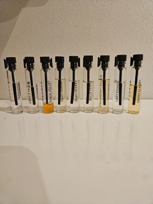 Essnce Parfymprover - 9 st parfymprover från ESSNCE. Från början 2 ml vardera, se bilder för kvarvarande mängd. Dofter; Freshotic, Fizzy Mango, Dewy Desert, Belle Femme, Strawberry Eclair, Lady Essence, Keep It Fruity och Black Velvet.