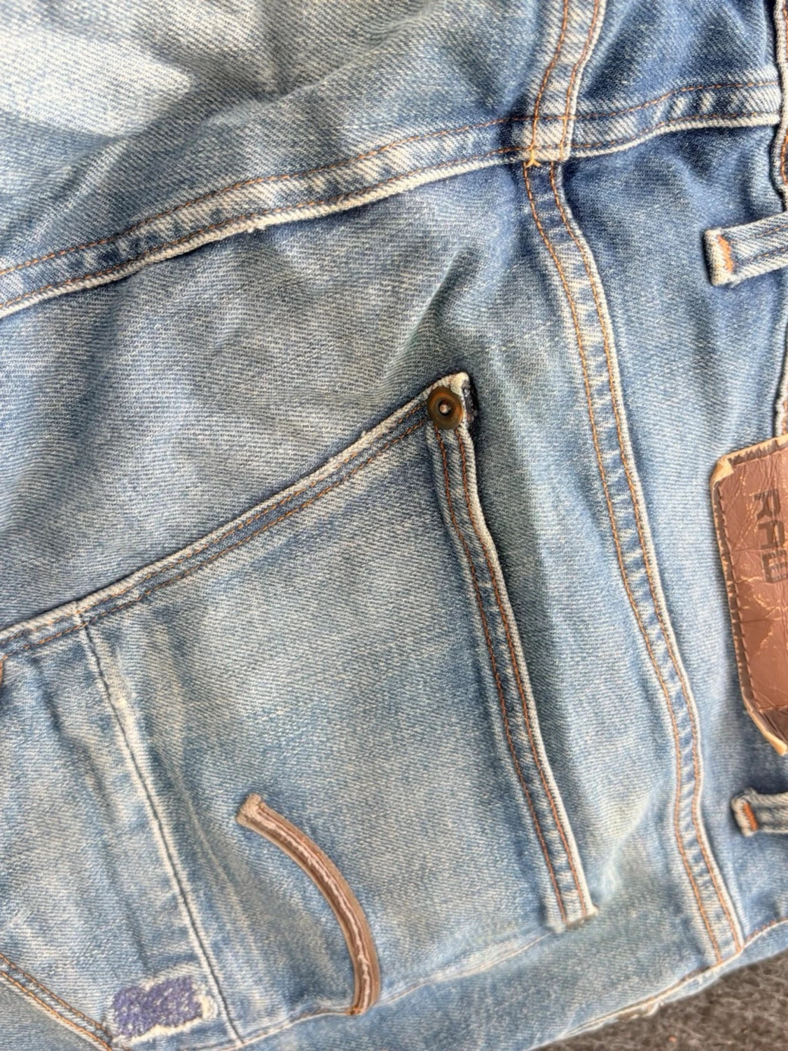 Ljusblå raka jeans med slitningar - 2
