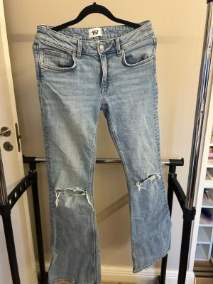 Ljusblå bootcut jeans från 157 - Snygga ljusblå bootcut jeans från lager 157. Lappen med storleken på är av klippt skulle säga storlek Xs/S