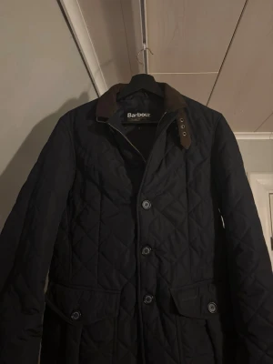 Barbour jacka i svart - Stilig svart jacka från Barbour i nytt skick har använts en gång, inga skador eller fläckar nån stans. Nypris ligger vid 3400kr men säljer för 2000kr men pris kan diskuteras